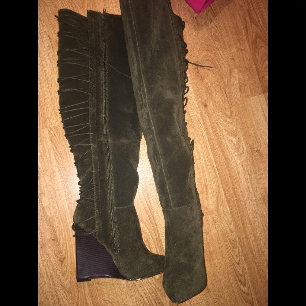 📍REDUCTION📍 Olive green suede wedge knee boots